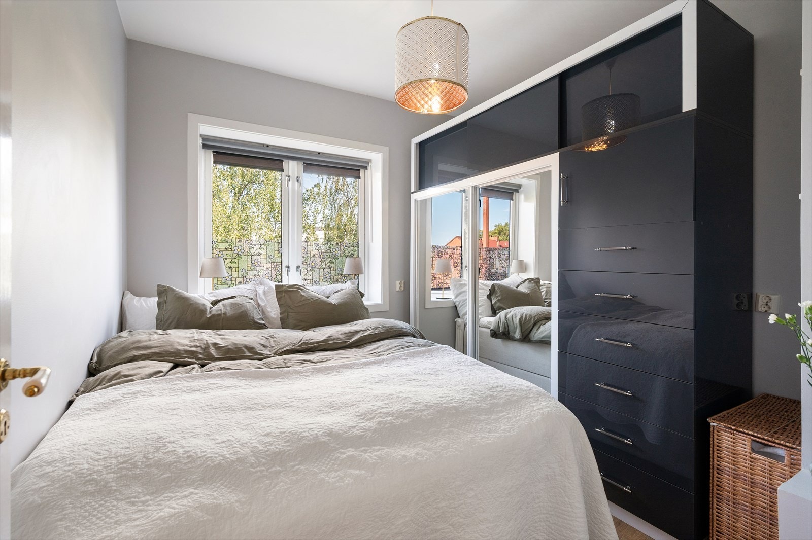 Store vinduer på soverommet slipper inn rikelig med dagslys og gir gode luftemuligheter. Galleribilde