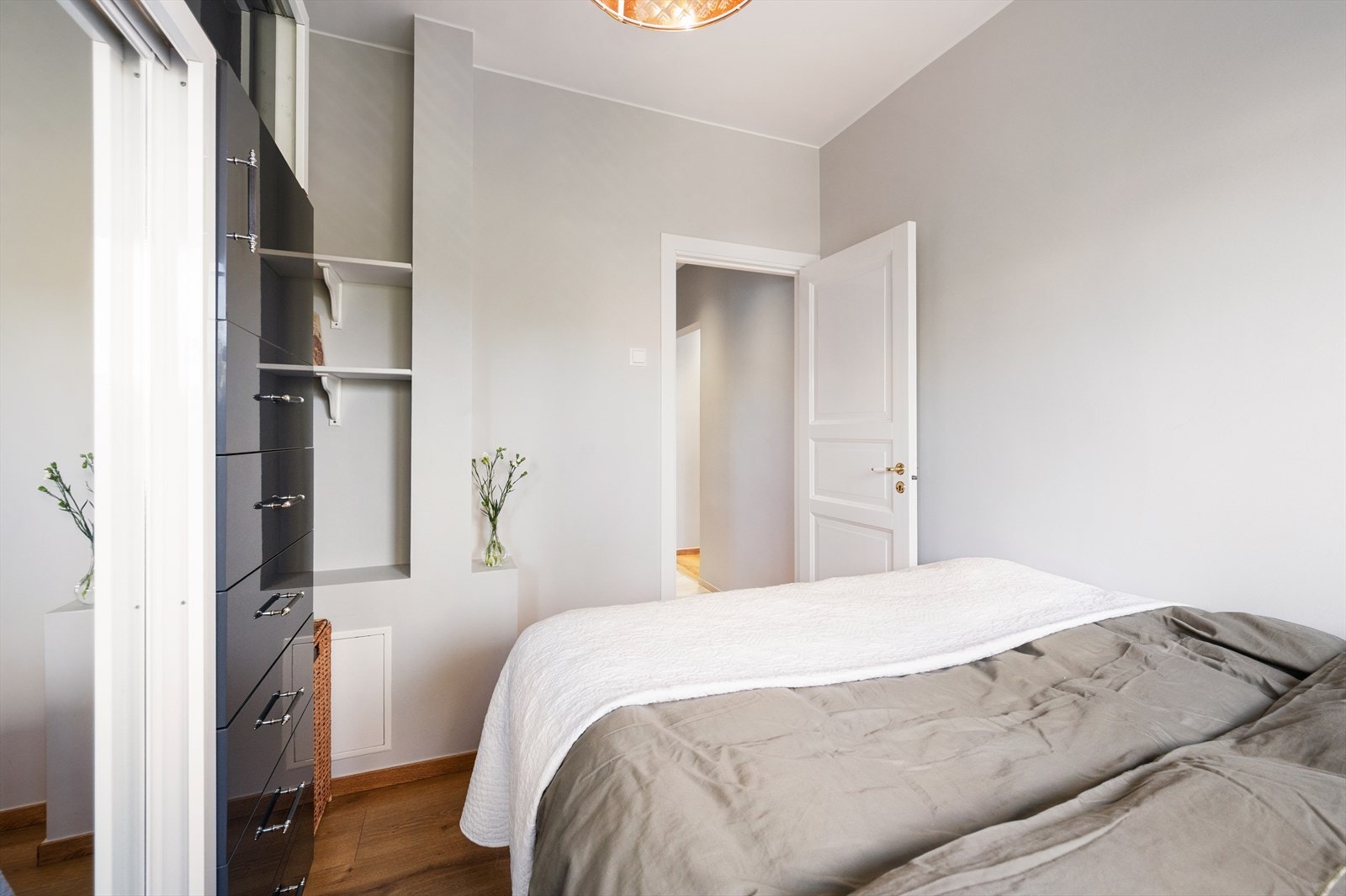 Veggene er malt i lyse og nøytrale farger, noe som gir et tidløst uttrykk. Galleribilde