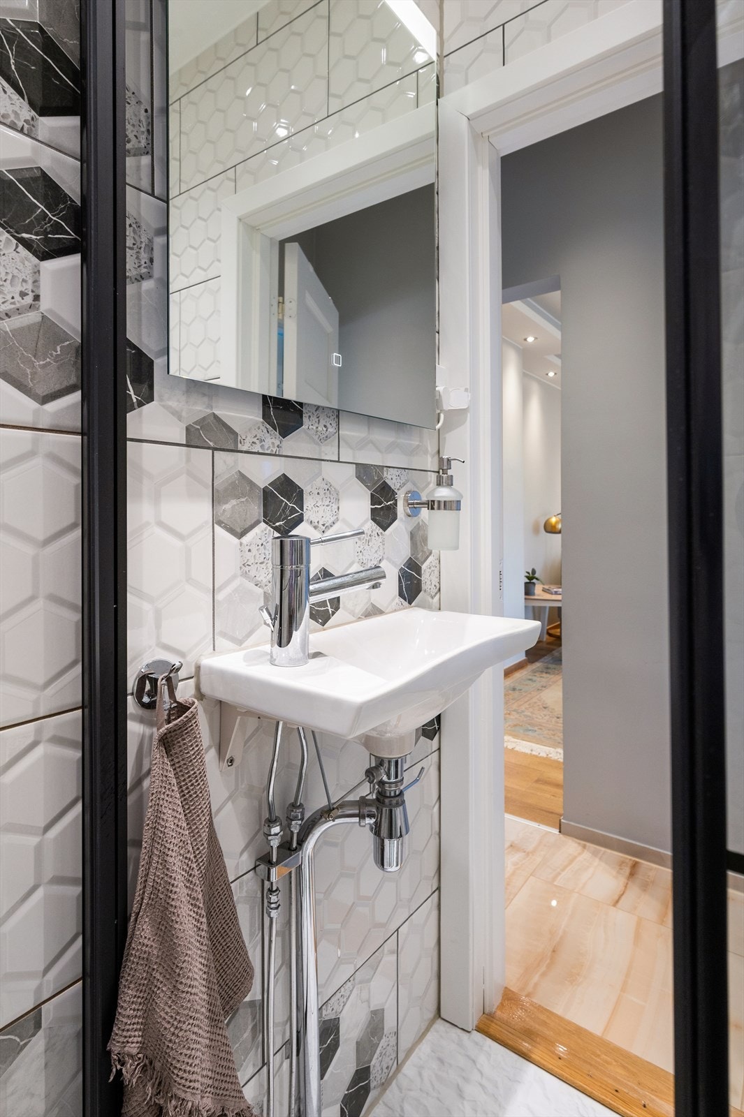 Innredet med vegghengt toalett, servant og dusjhjørne med skyvbare glassdører. Opplegg for vaskemaskin finnes på kjøkken. Galleribilde