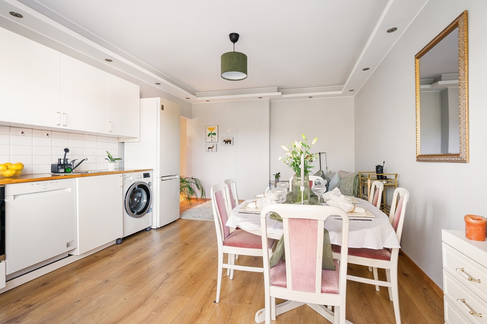 I 2024 ble vegger helsparklet/malt, og i himling er det downlights som gir god belysning. Galleribilde