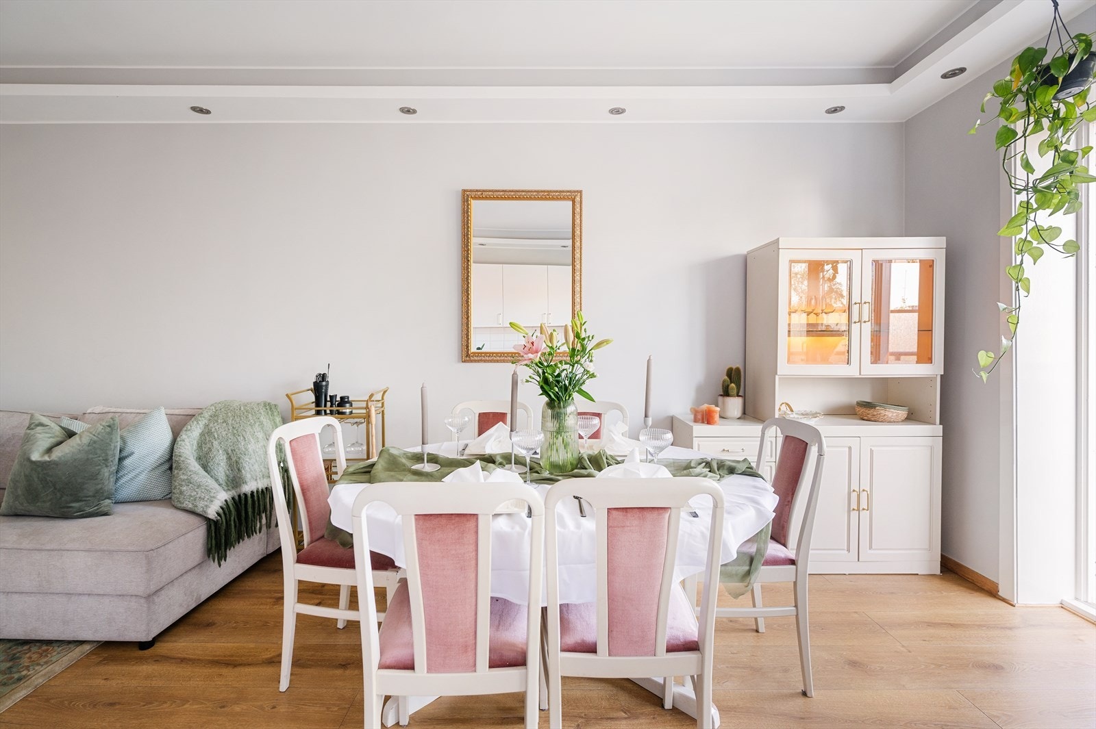 I stue/kjøkken er det plass til både en komfortabel sofagruppe og et spisebord. Galleribilde