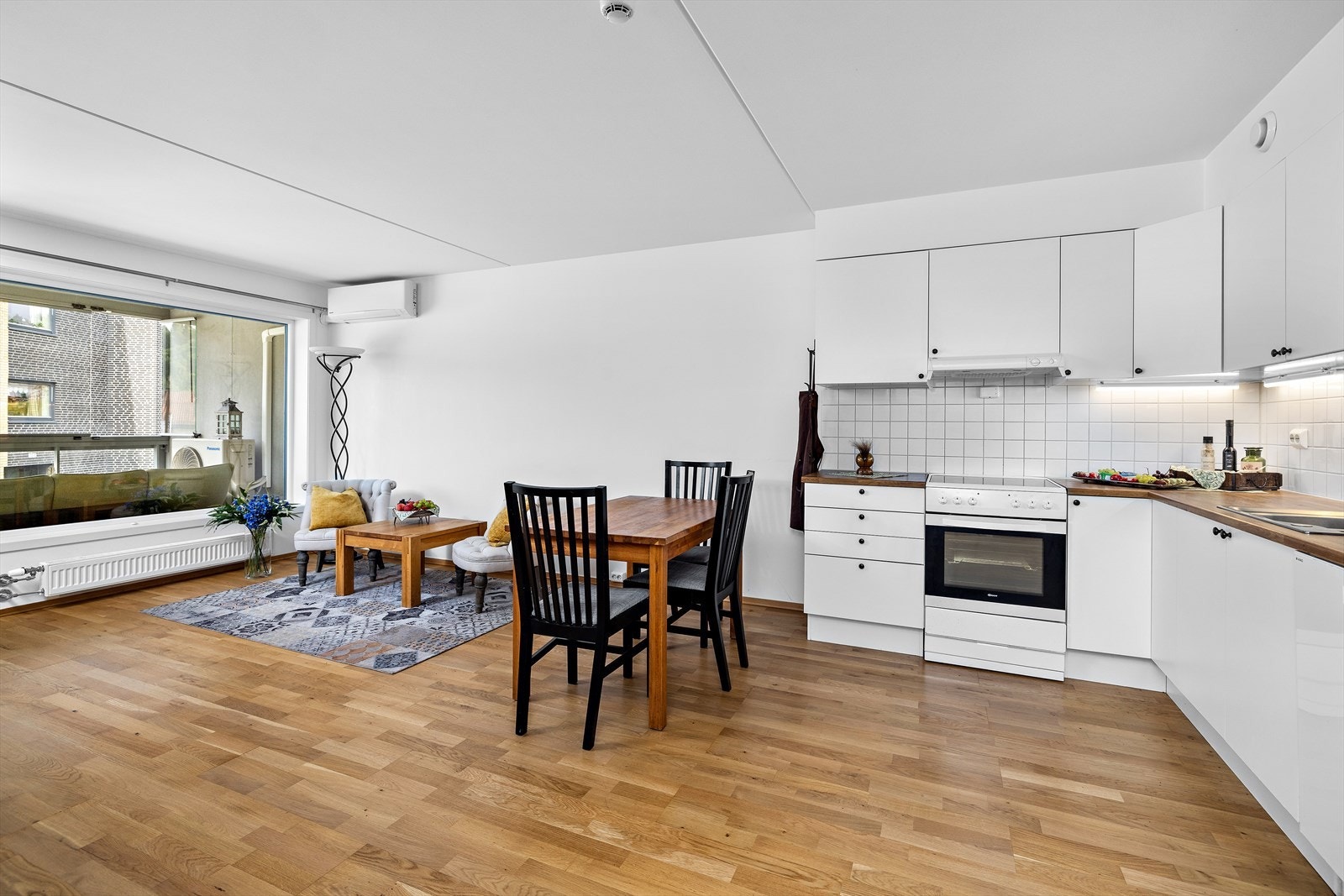 De store vindusflatene sikrer godt med naturlig lysinnslipp. Galleribilde