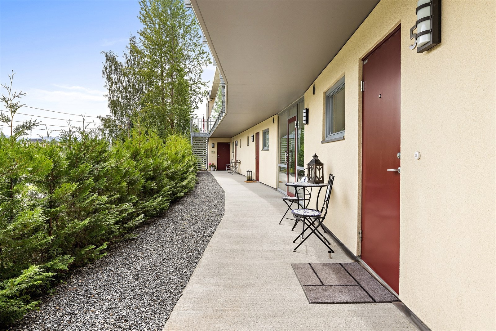 Trygt og etablert boligområde med umiddelbar nærhet til alt du trenger i hverdagen. Galleribilde