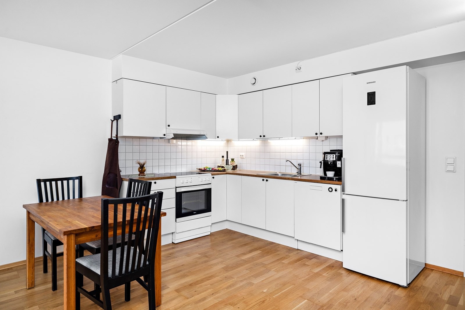 Praktisk kjøkken med glatte fronter og laminat benkeplate. Galleribilde