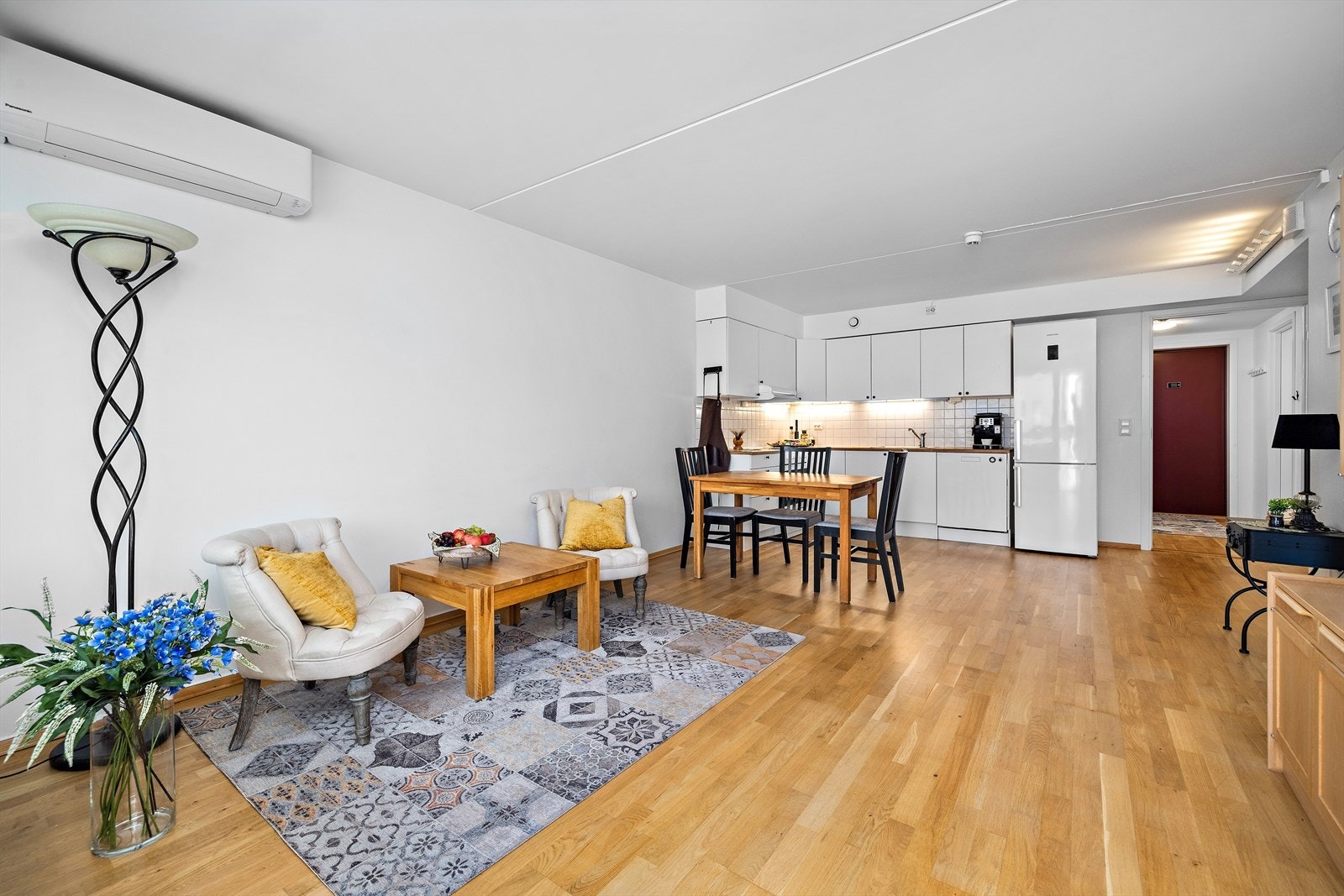 Den åpne løsningen mellom stue og kjøkken skaper en sosial og luftig atmosfære. Galleribilde