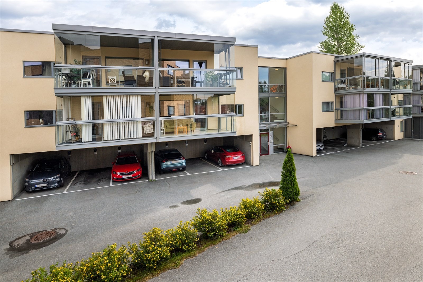 Gjeldende leilighet ligger i byggets 2.Etasje. Gjeldende leilighet disponerer oppstillingsplass i åpen carport ved inngangsparti merket L5. Galleribilde