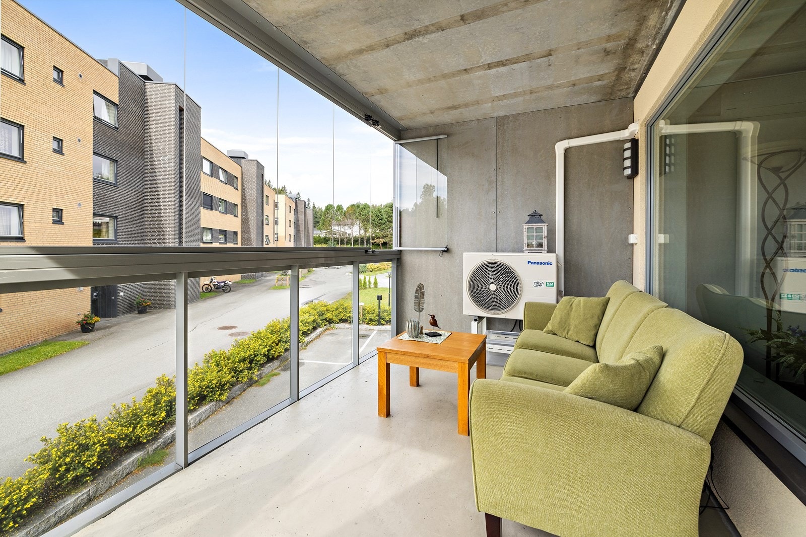 Leiligheten har gjennomgående parkett på gulv og malte, glatte flater på veggene. Galleribilde