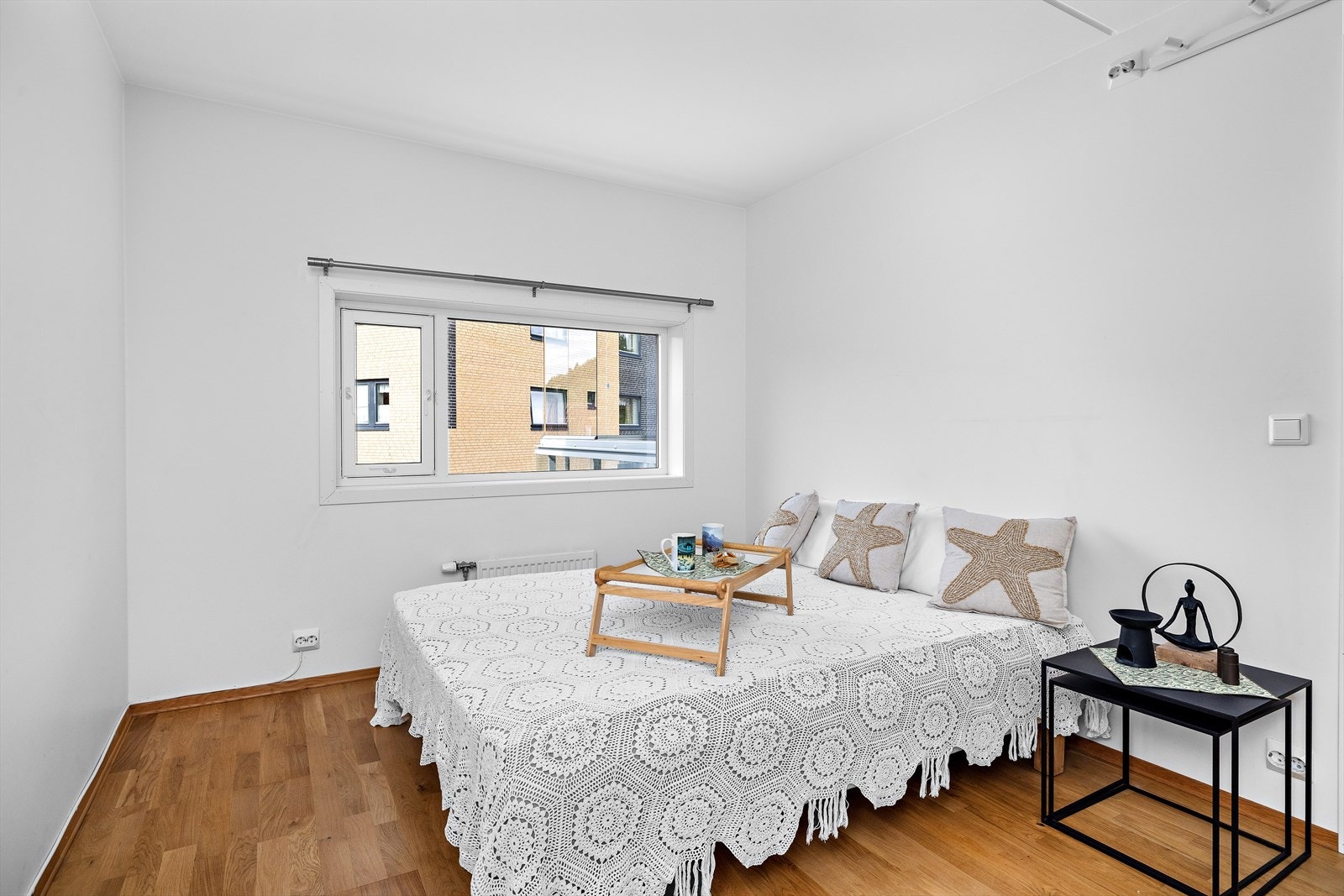 Begge soverommene har nøytrale og lyse overflater, som gjør dem enkle å innrede. Galleribilde