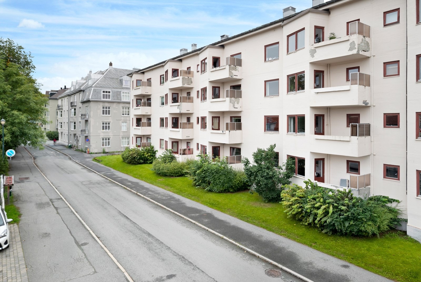 Området byr på en hyggelig kombinasjon av grønne omgivelser og nærhet til både servicetilbud og kollektivtransport. Galleribilde