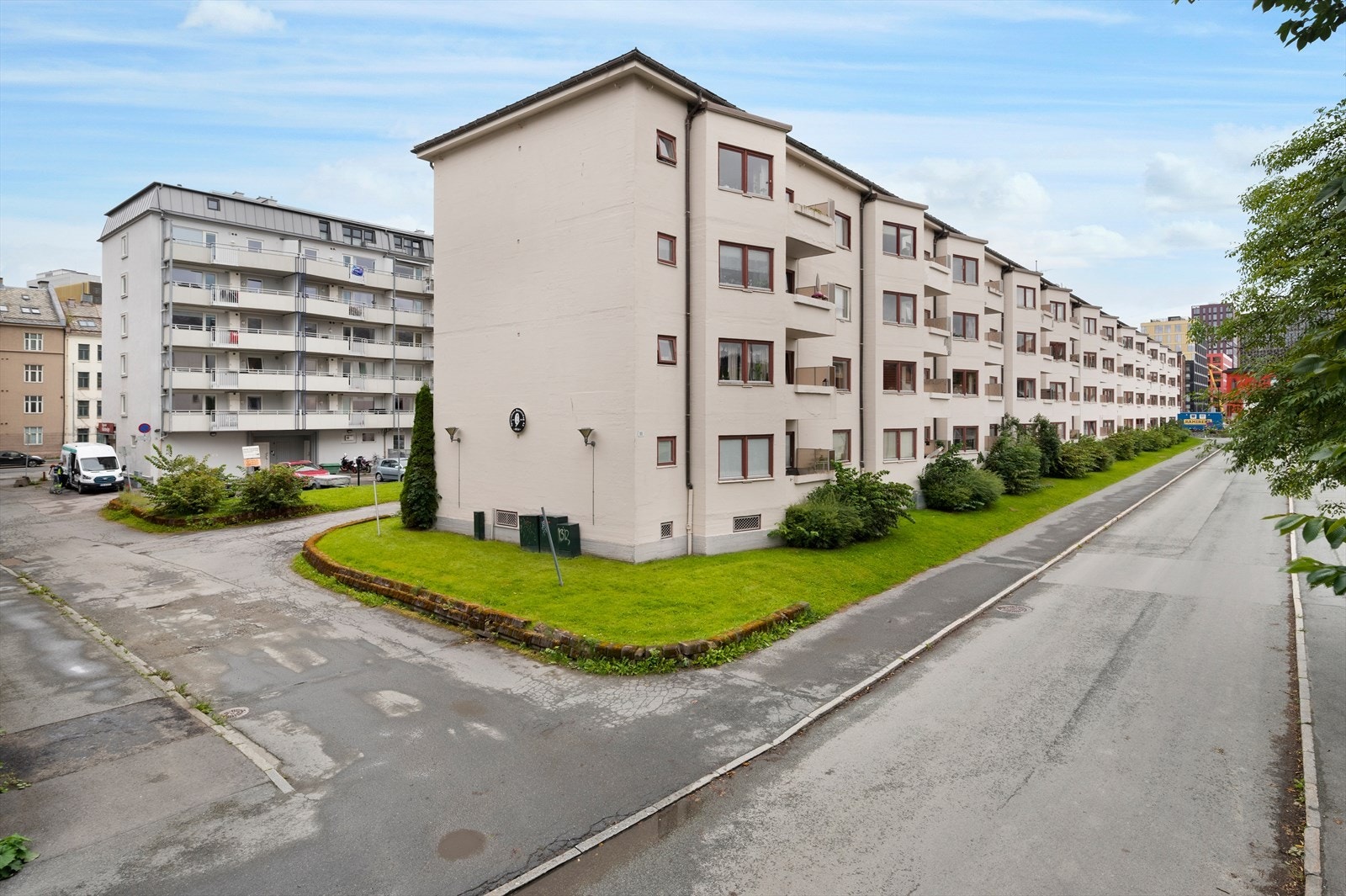 Kollektivtilbudet er svært godt, med både buss og trikk i gangavstand, noe som gir enkel tilgang til sentrum og andre deler av byen Galleribilde