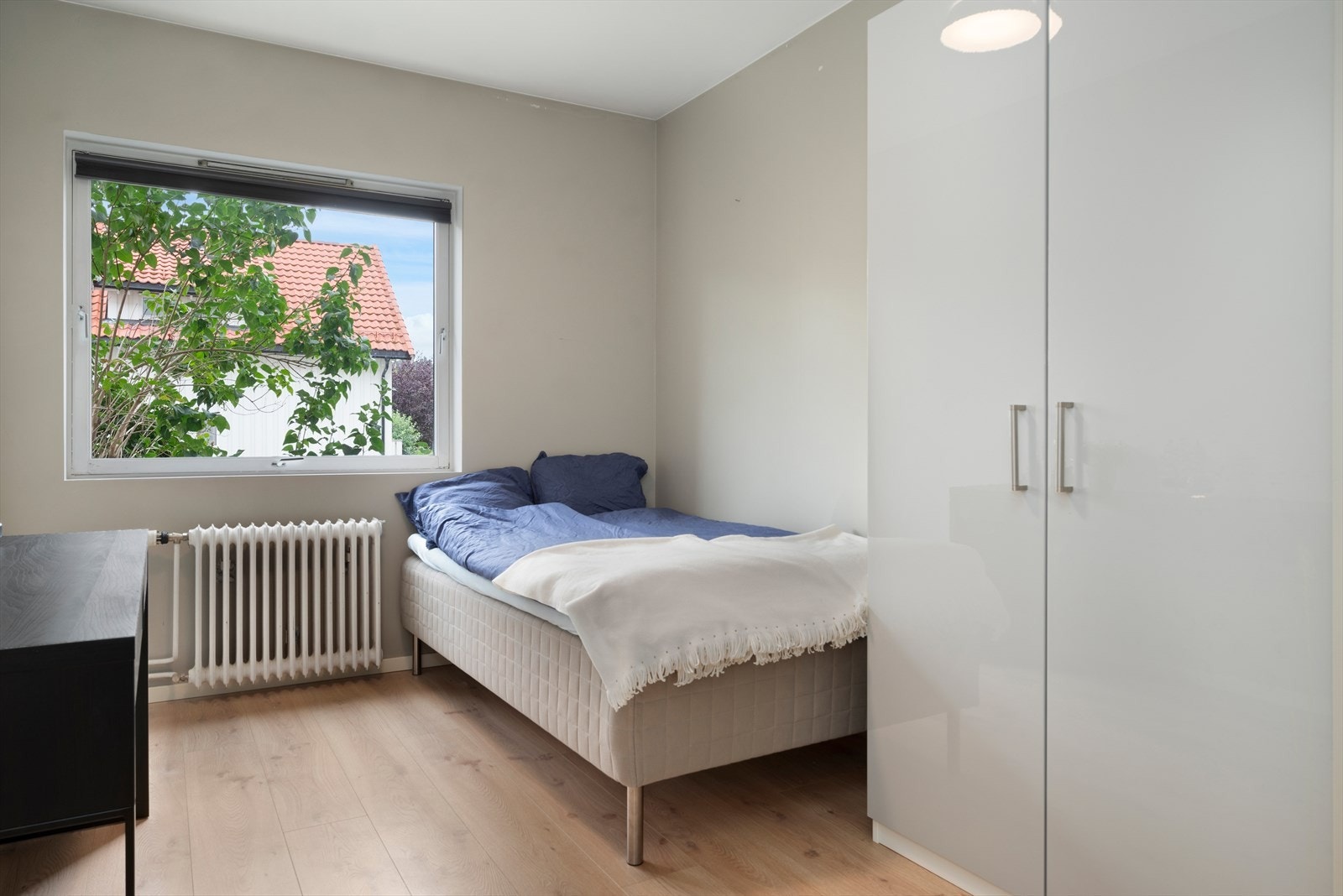 Garderobeskap på soverom medfølger i handelen Galleribilde