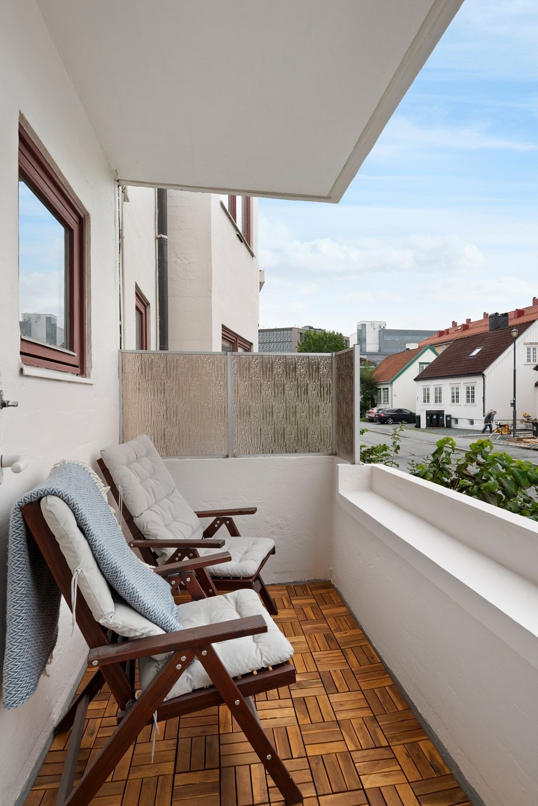 Leiligheten befinner seg i en høy 1.etasje Galleribilde