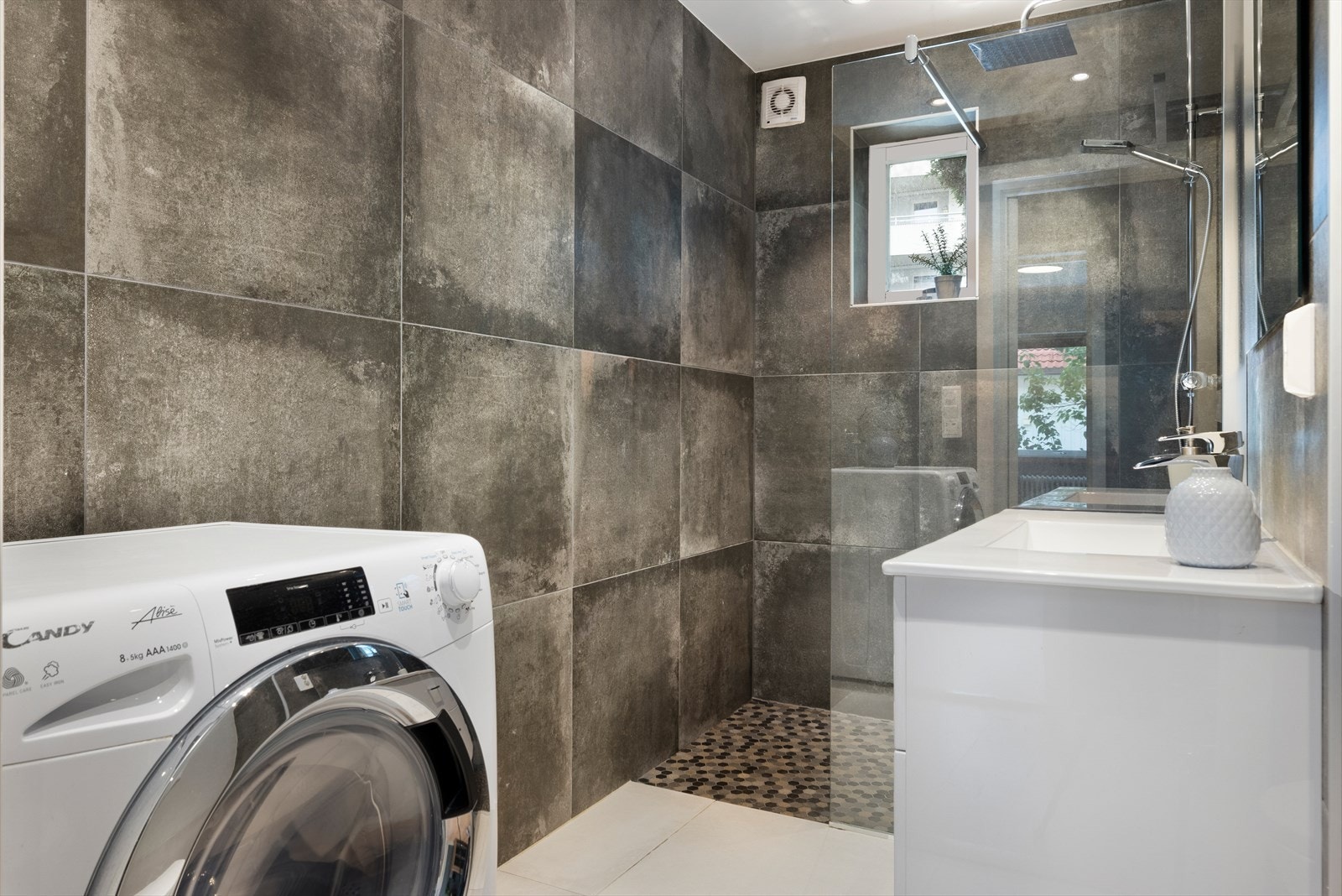 Badet er flislagt med varme i gulv Galleribilde