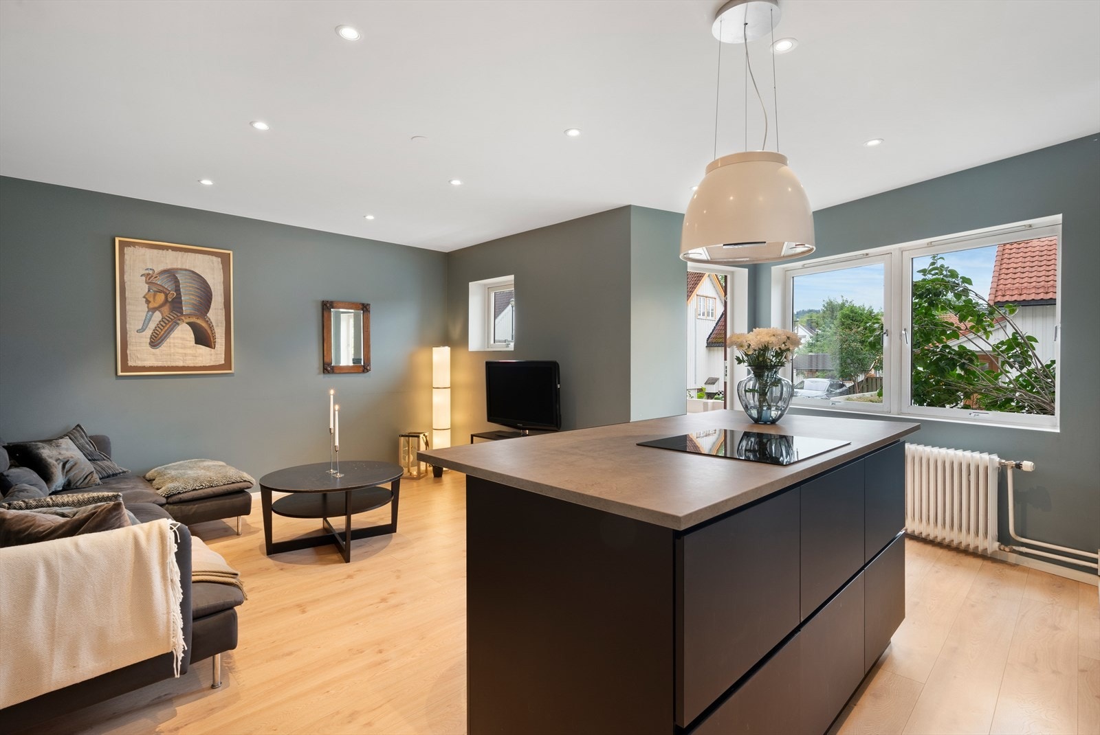 Moderne kjøkken fra Kvik, selger har utvidet benkeplaten på kjøkkenøyen Galleribilde