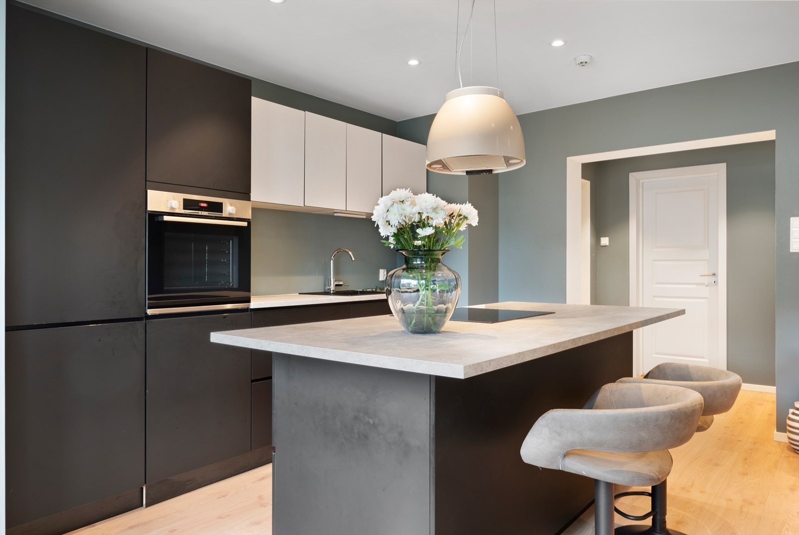 Det er integrert oppvaskmaskin, platetopp, stekovn og kjøl/fryseskap Galleribilde