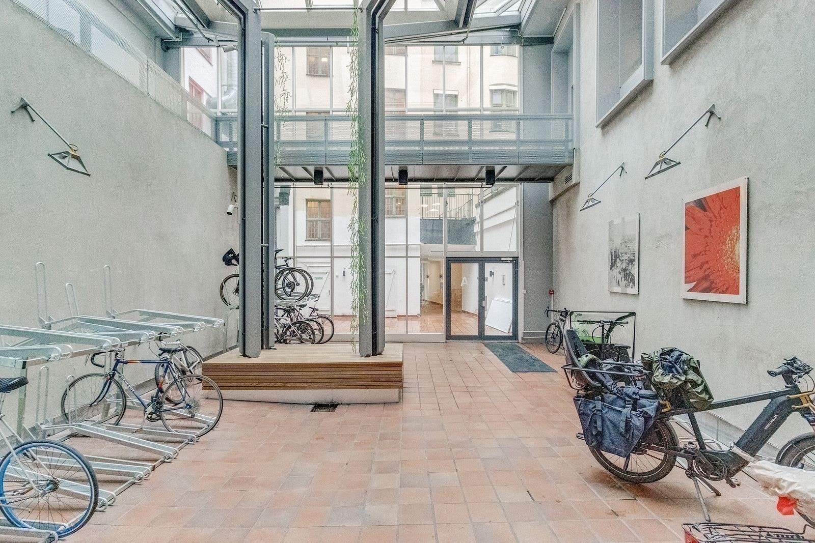 Inngangsparti med innendørs sykkelparkering Galleribilde