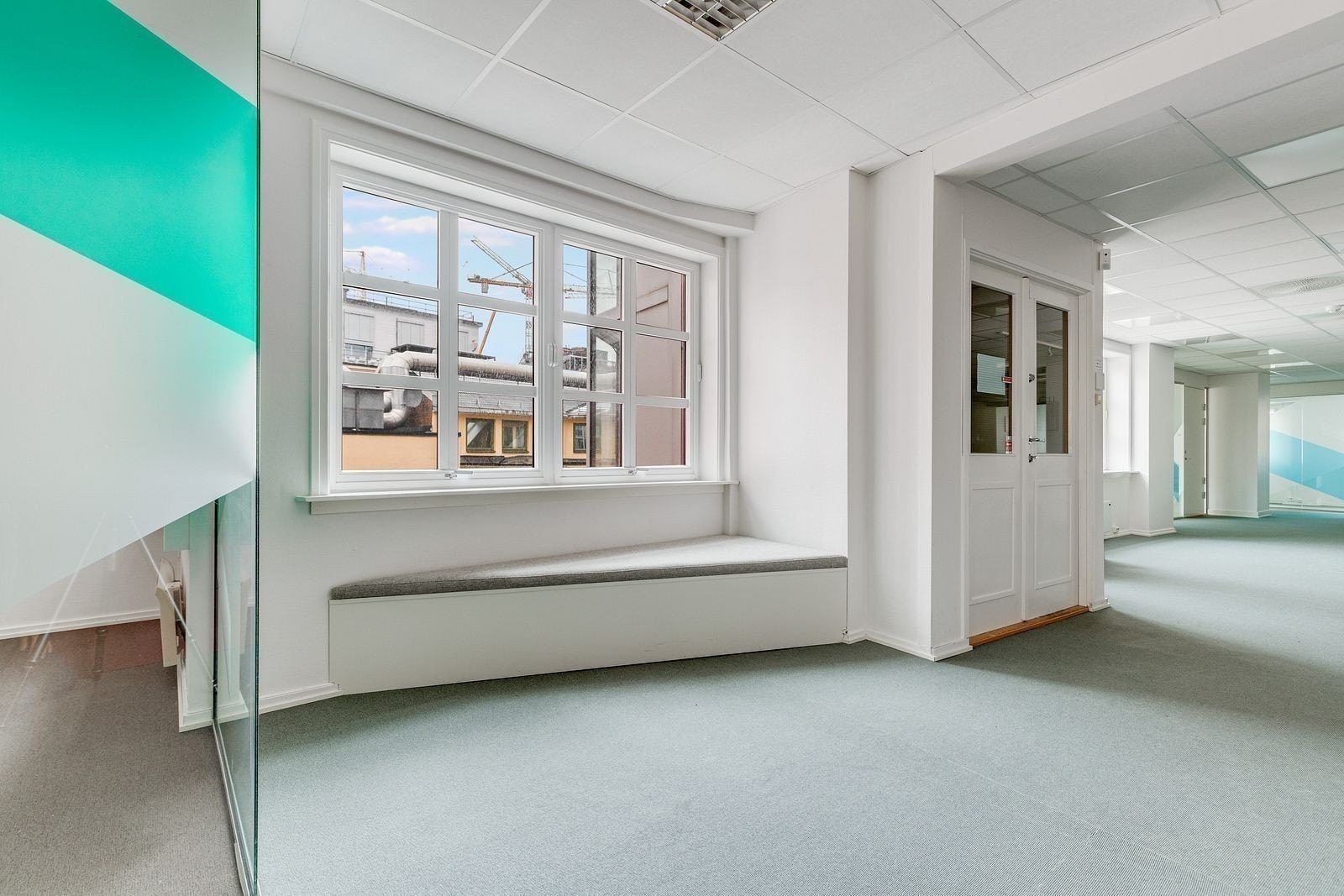 Eiendommen har store vinduer ut mot skjermet bakgård Galleribilde