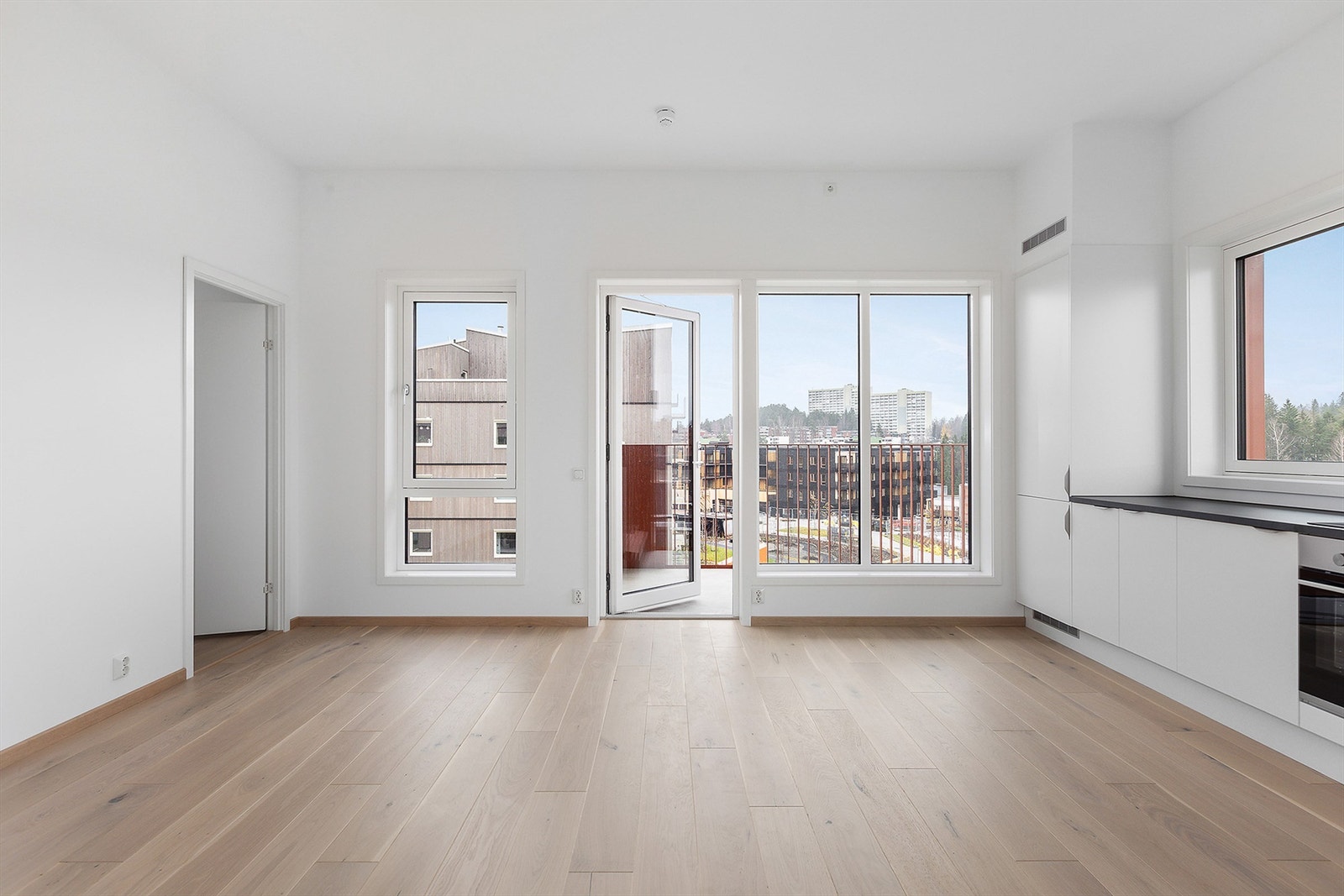 Stor stue med åpen kjøkkenløsning. Fotograf: Nanna Wolden / Diakrit. Galleribilde