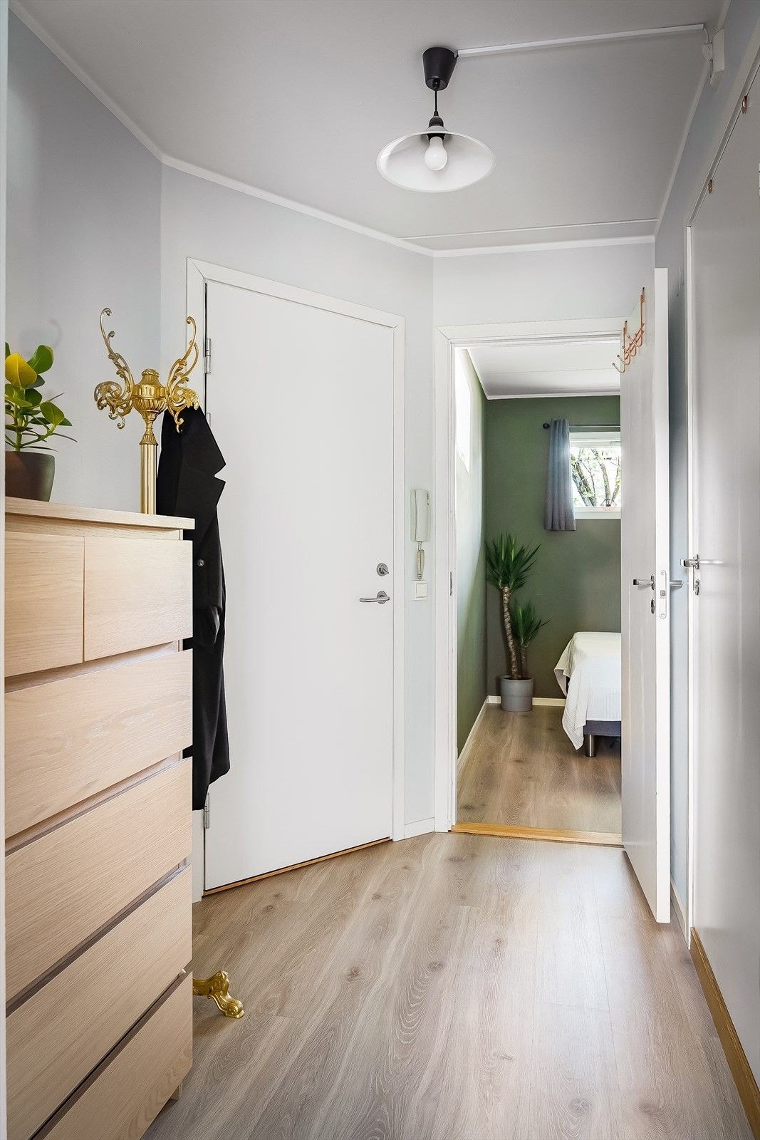 Entré med god plass til oppheng av yttertøy. Galleribilde