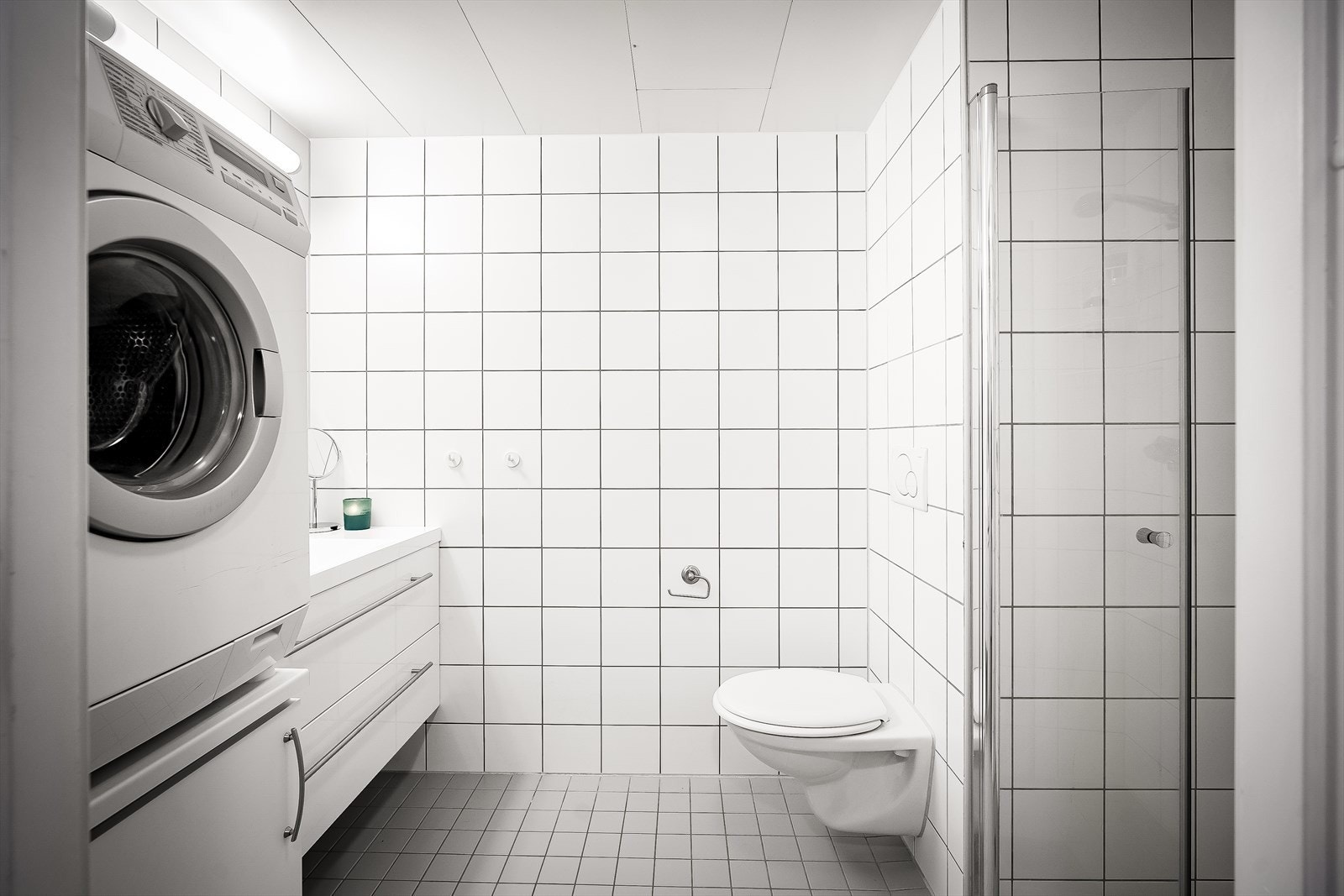 Pent flislagt bad med opplegg for vaskemaskin Galleribilde