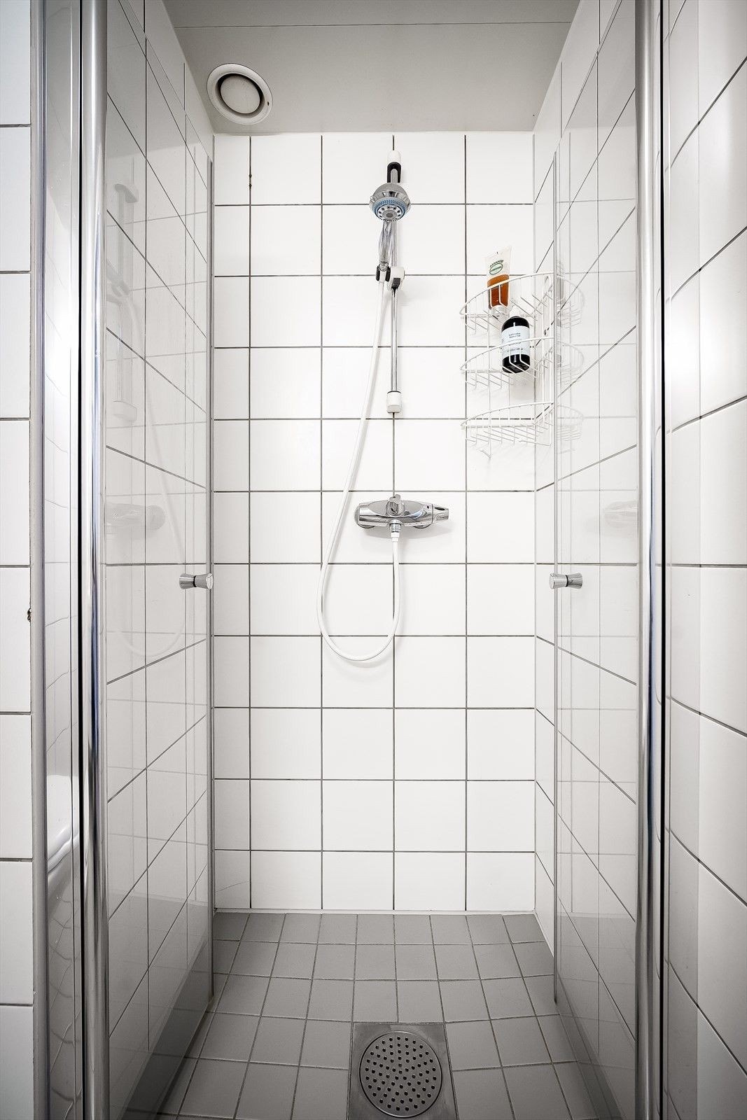 Dusjhjørne med innfellbare dører. Galleribilde