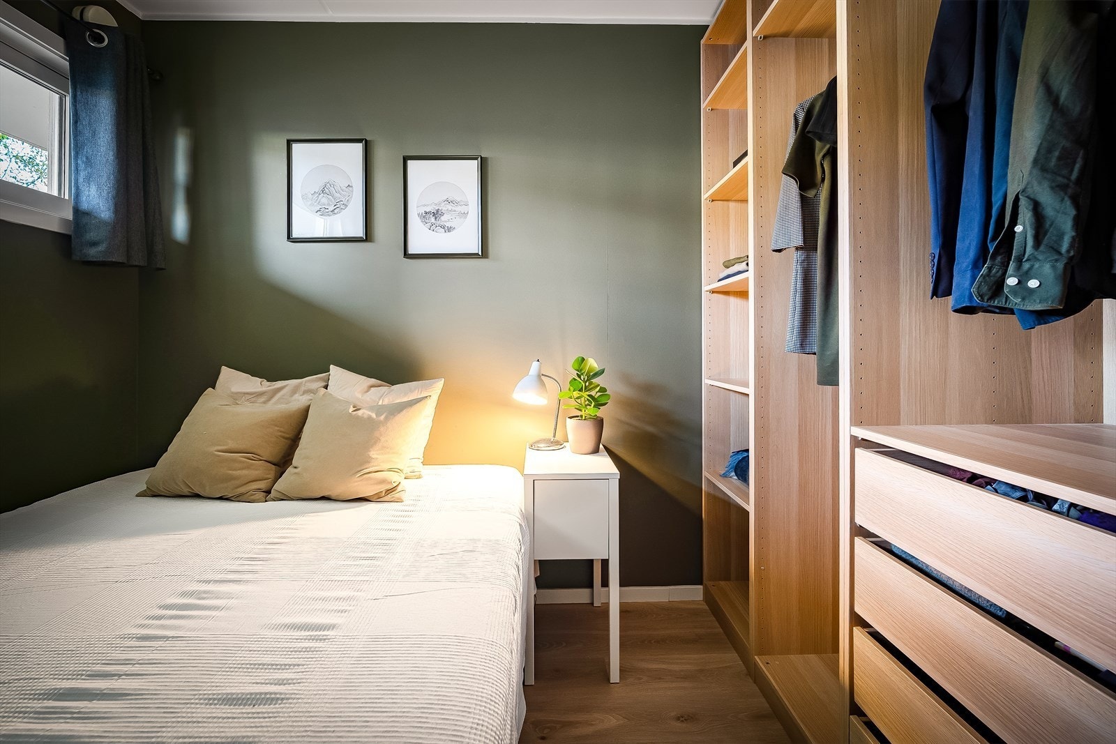 Hyggelig soverom med plass til dobbeltseng. Galleribilde