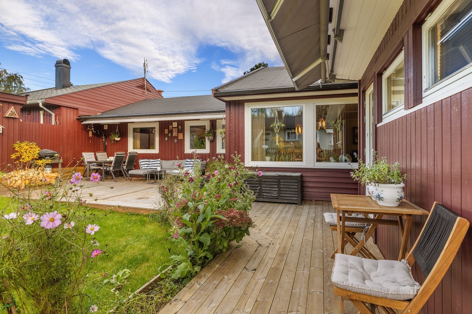 Frodig og innbydende hage. Galleribilde