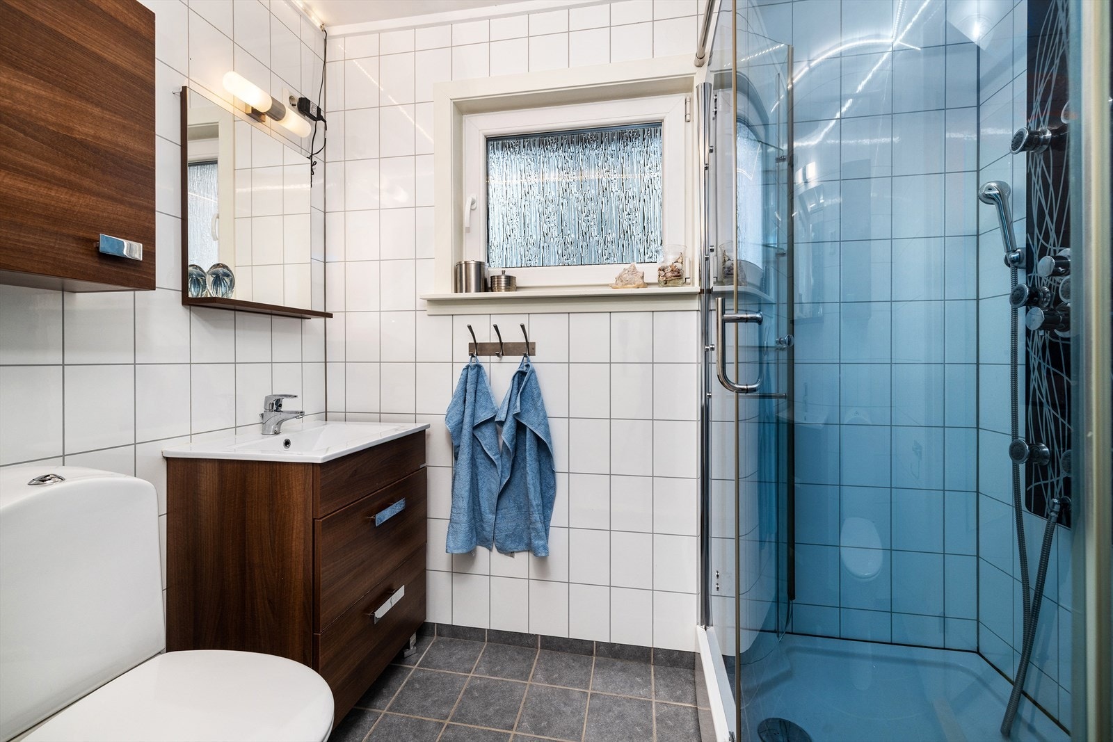 Bad i tidløse farger med moderne innredning. Galleribilde