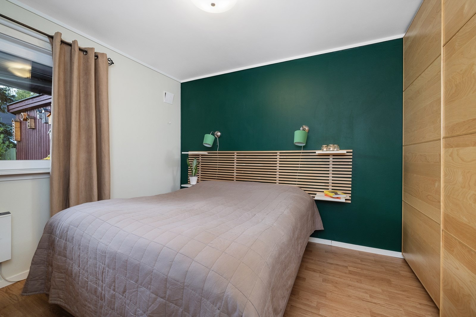 Stort hovedsoverom med skyvedørsgarderobe. Galleribilde