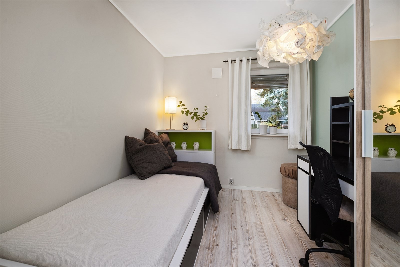 Soverom nr. 2 med garderobeskap. Galleribilde