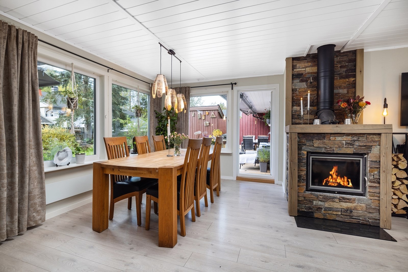 Utgang til terrasse fra stuen. Galleribilde