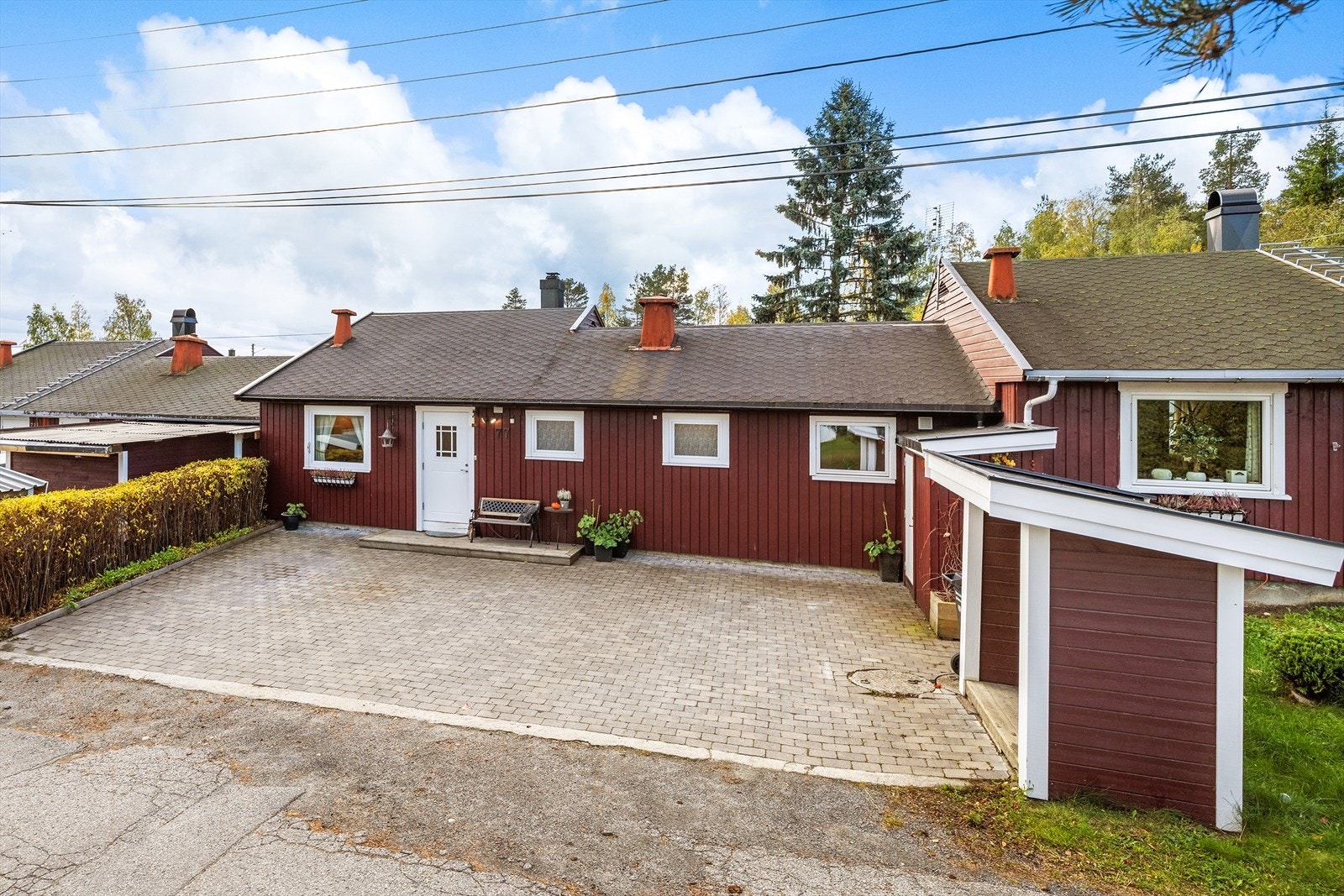 Gode parkeringsmuligheter på egen gårdsplass som er pent opparbeidet med belegningsstein. Galleribilde