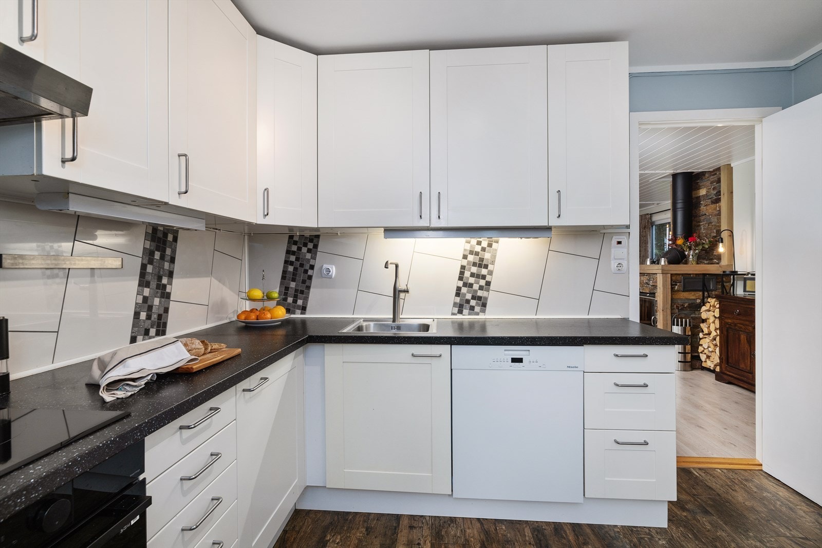 Lyst og moderne IKEA kjøkken med profilerte fronter. Galleribilde