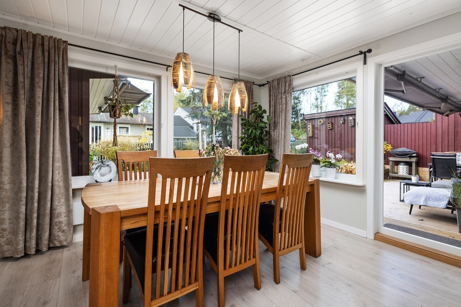 Spisestue med store vindusflater ut mot egen hage. Galleribilde