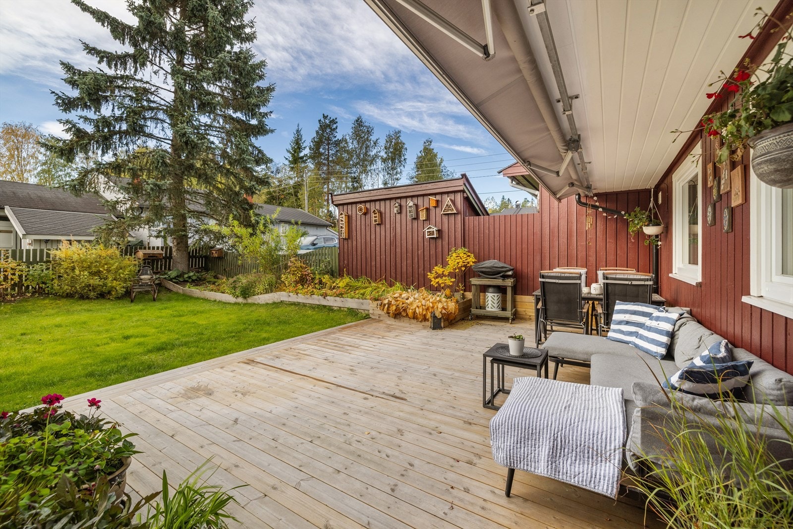 Skjermet hage med store terrassearealer. Galleribilde