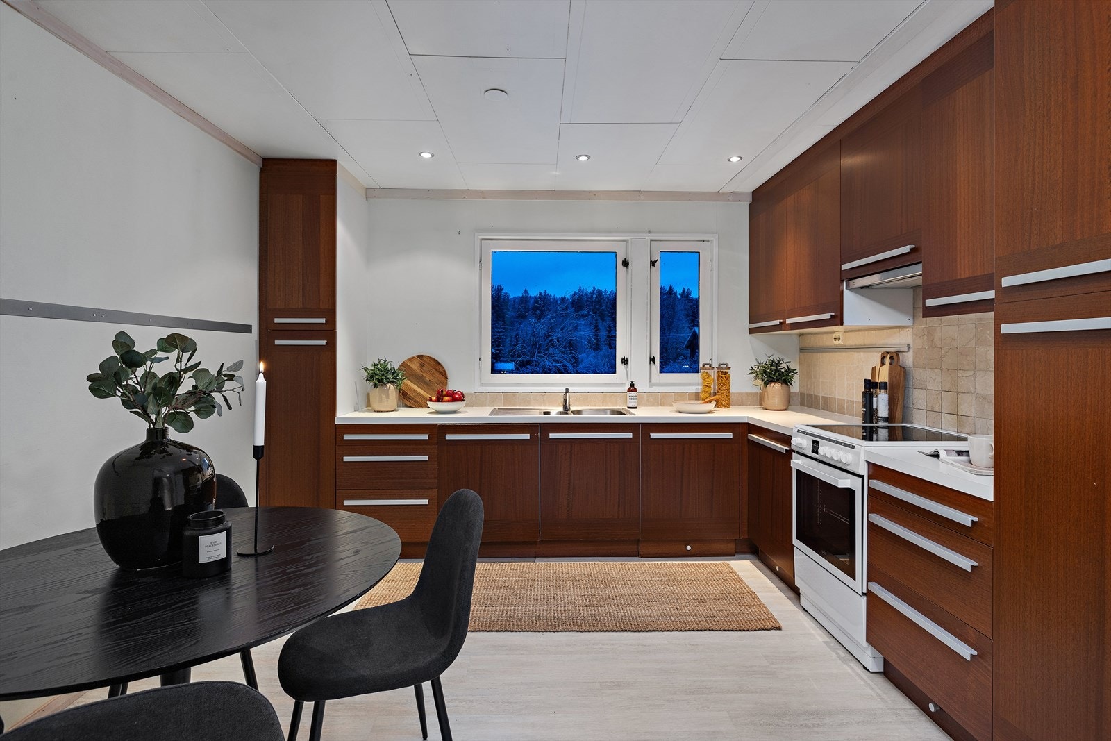 Kjøkkenet er praktisk plassert i huset og har rikelig med innredning! Galleribilde