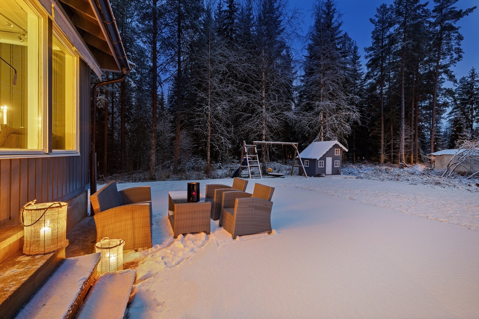 Utenfor stuen er det støpt terrasse på mark. Galleribilde