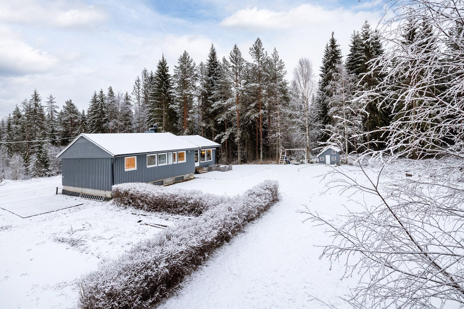 Tidligere var det oppført en garasje på eiendommen, men denne er revet. Galleribilde