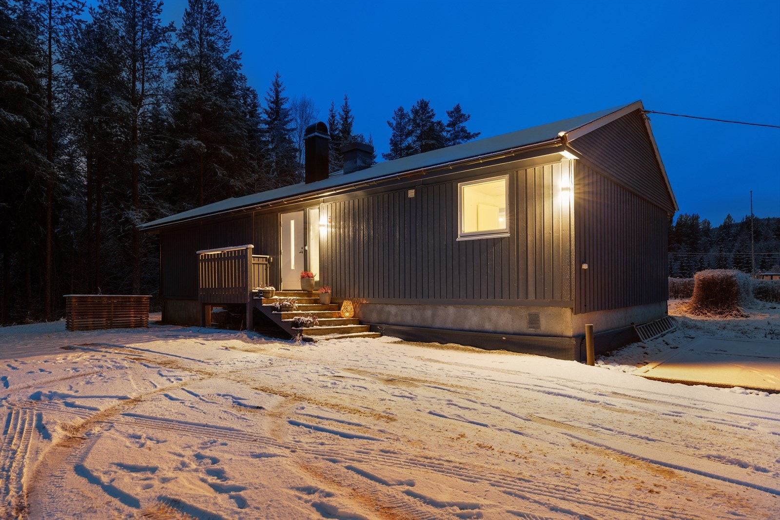 Stor gårdsplass med god plass til flere biler. Galleribilde