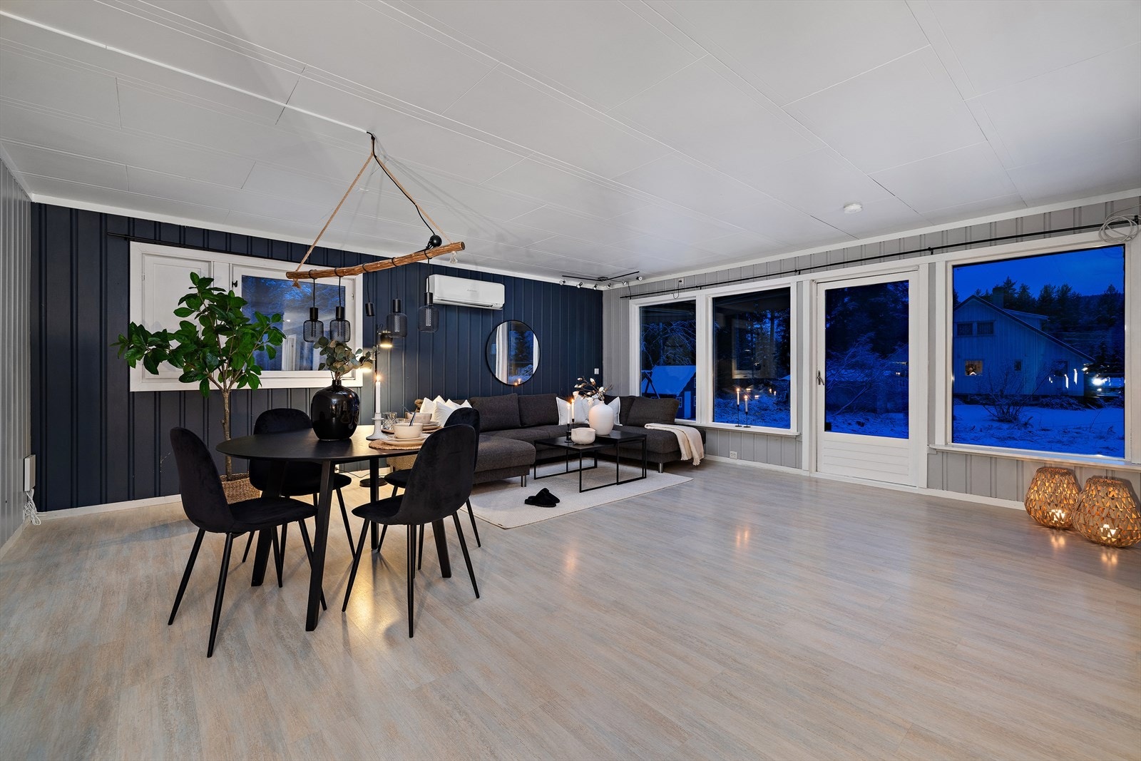 Mot hagen er det store vinduer med masse naturlig lys. Galleribilde