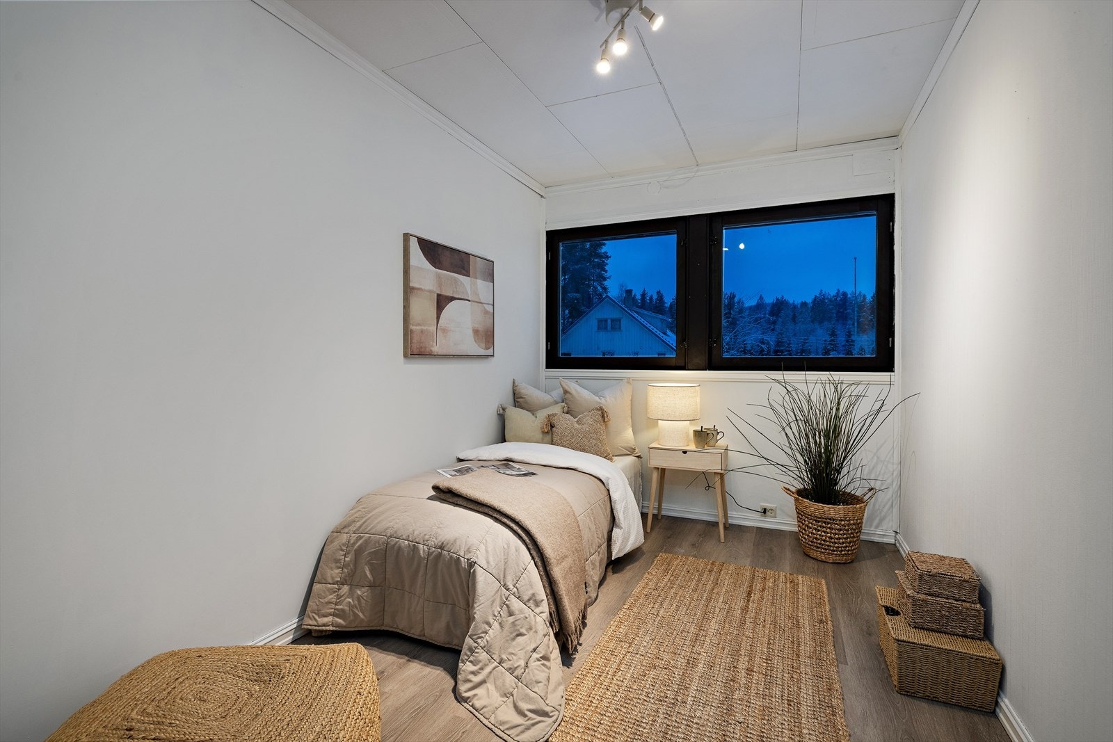 Soverommene er praktisk plassert i samme del av huset, rett i nærheten av badet. Galleribilde