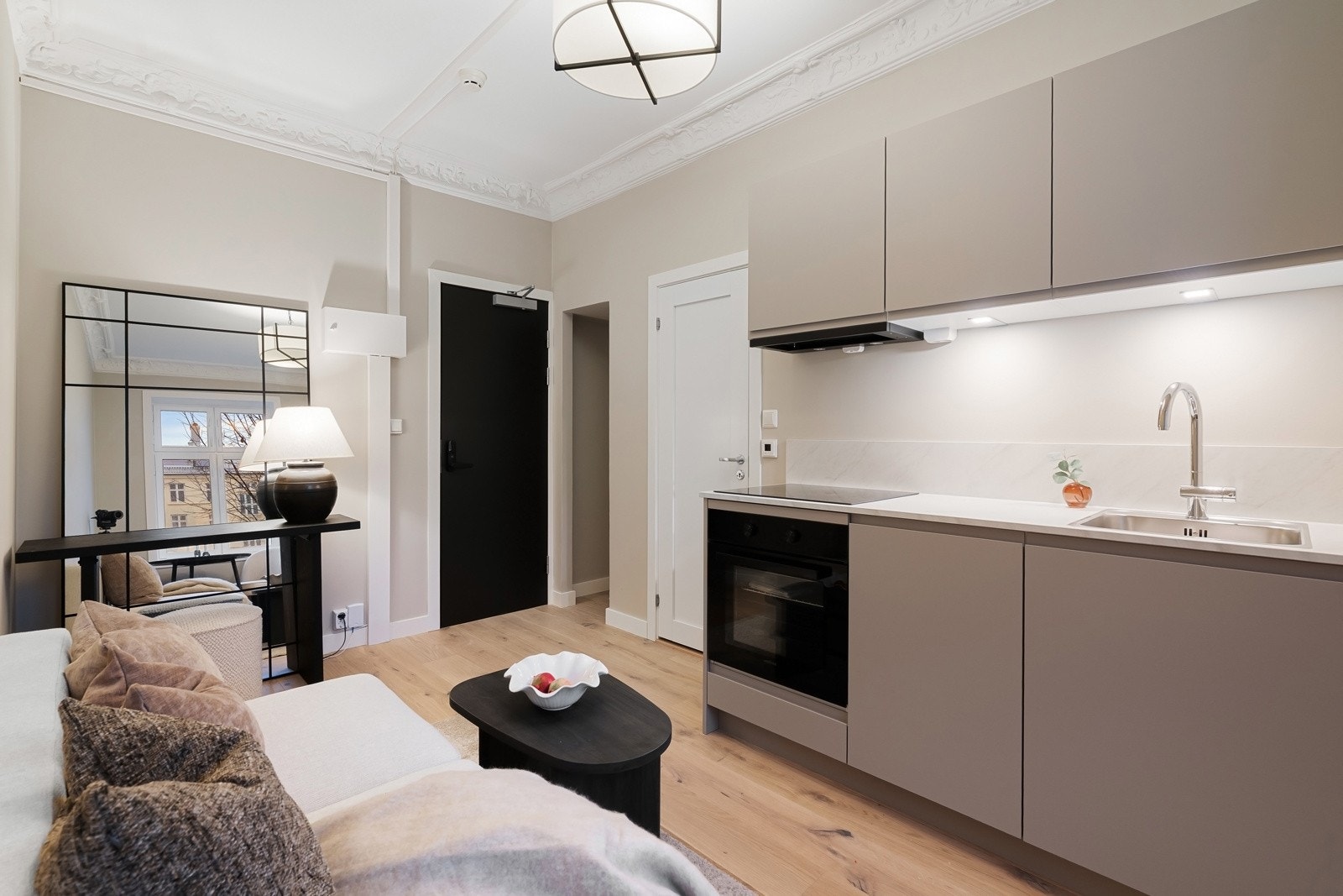 Leiligheten har et allrom med plass til sofa/seng, salongbord og spisebord. Her kan du møblere etter behov, og gjøre leiligheten til din egen Galleribilde