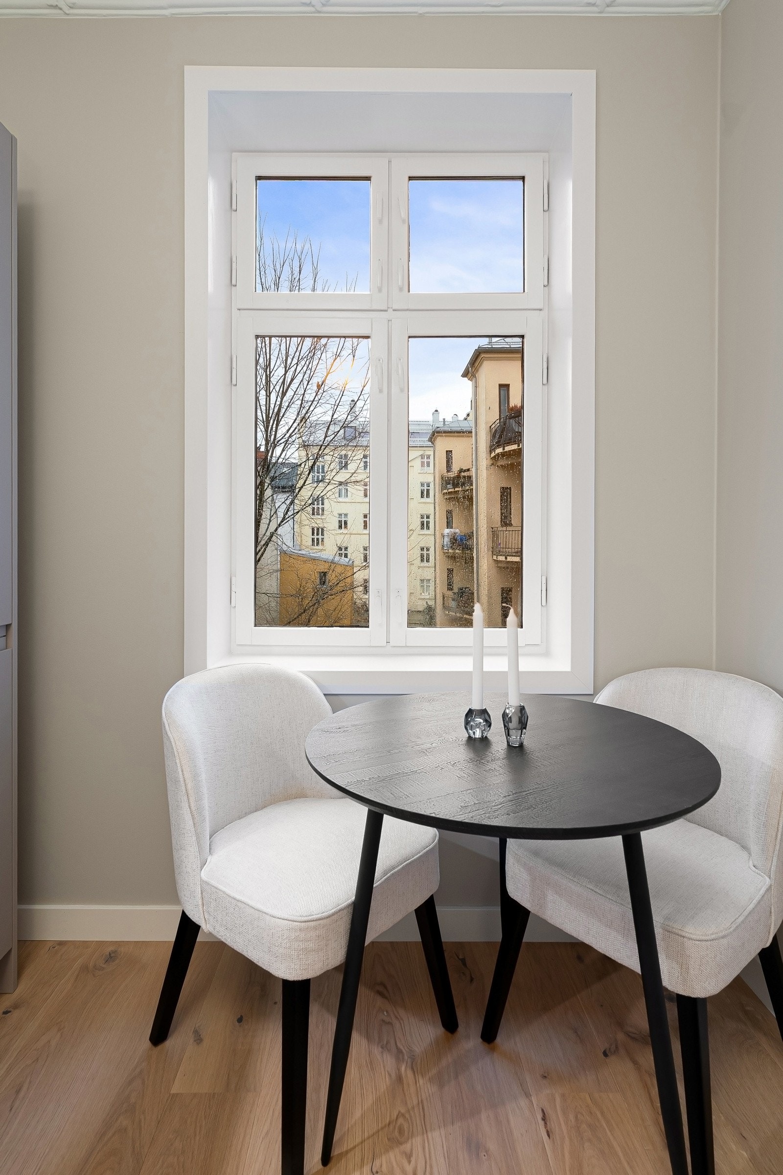 Sosial spisesone mot rolig bakgård Galleribilde