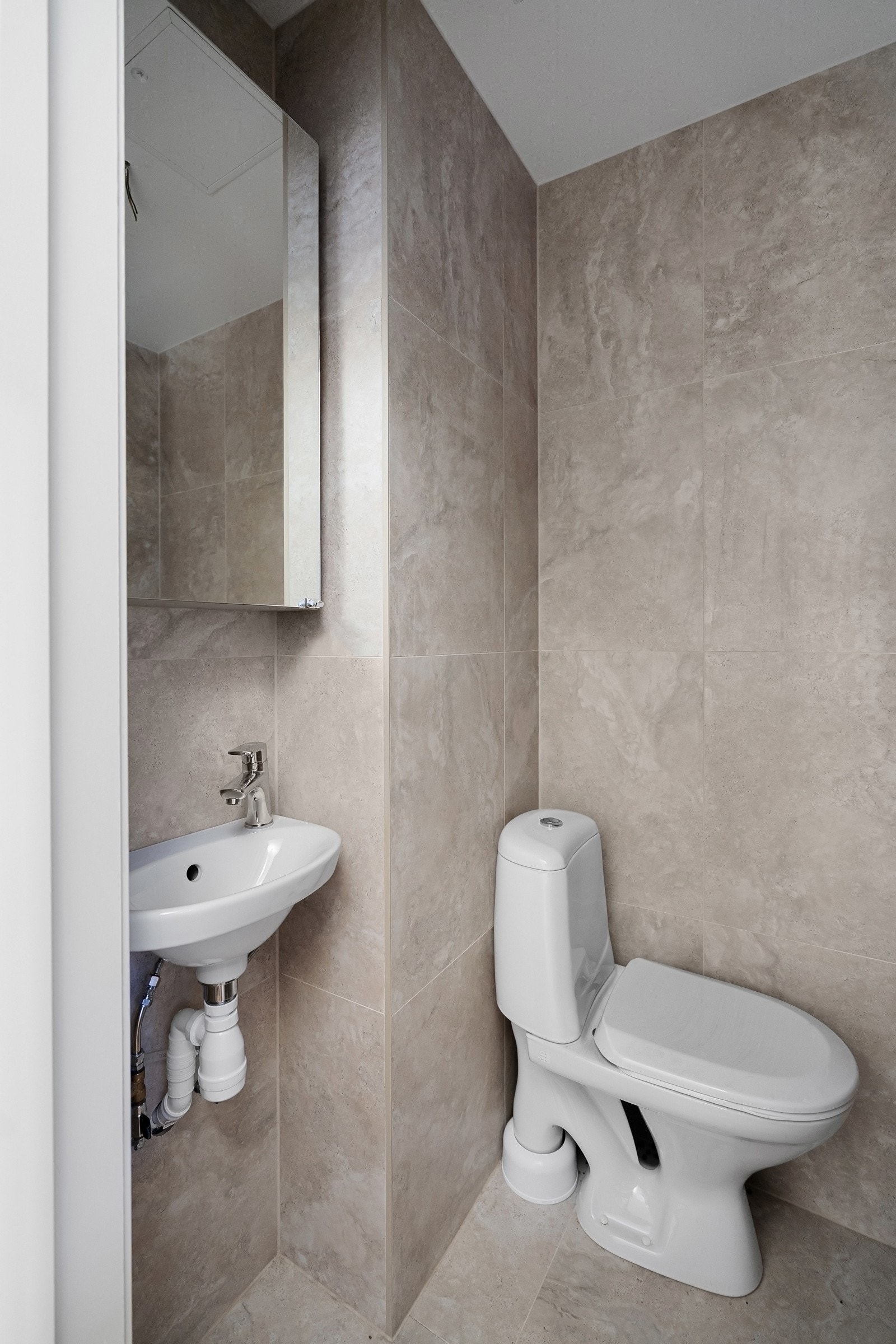 Det er overflateoppusset med ny smøremembran, varmekabler, belysning og innredning over eksisterende bad Galleribilde