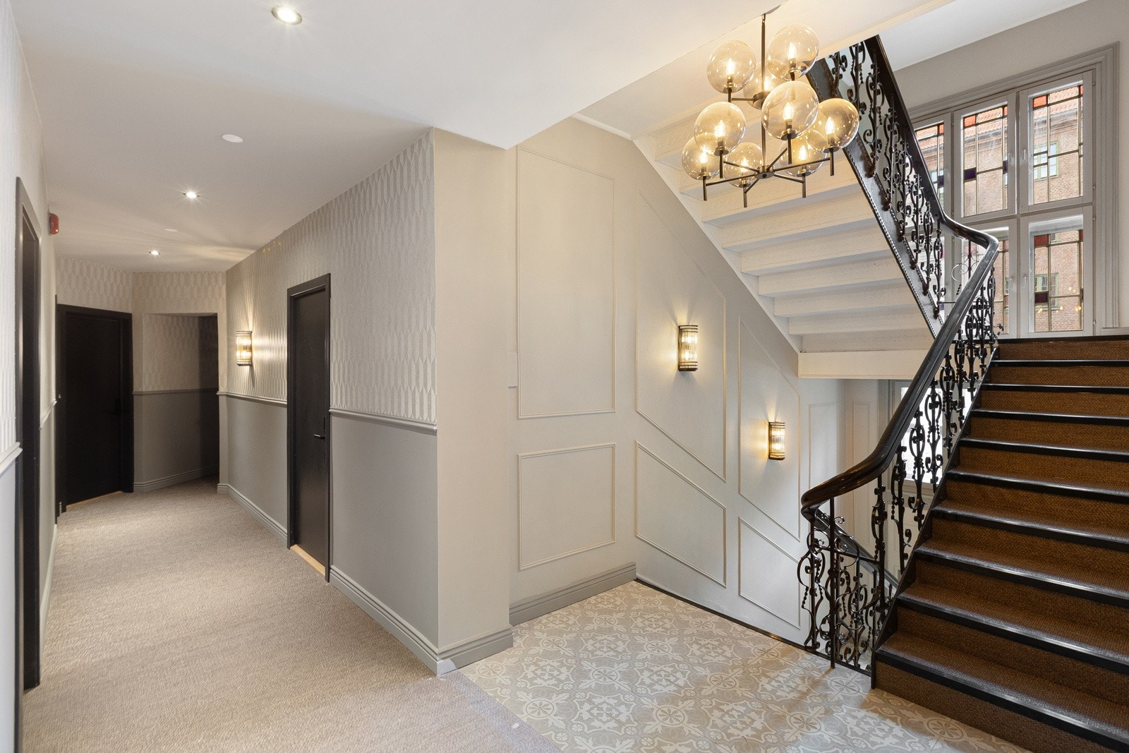 Her er det ikke spart på detaljene, med flott tapet, brystningspanel og lysekroner Galleribilde