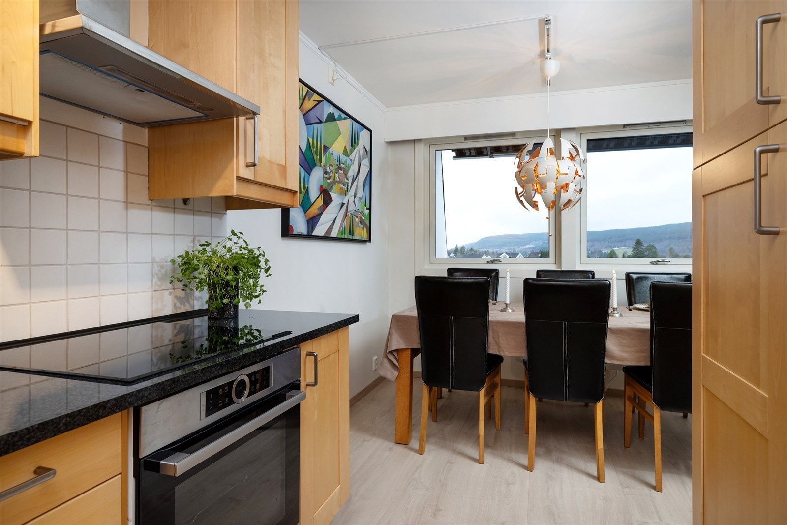 Kjøkkenet har takhøye skap og god benkeplass Galleribilde