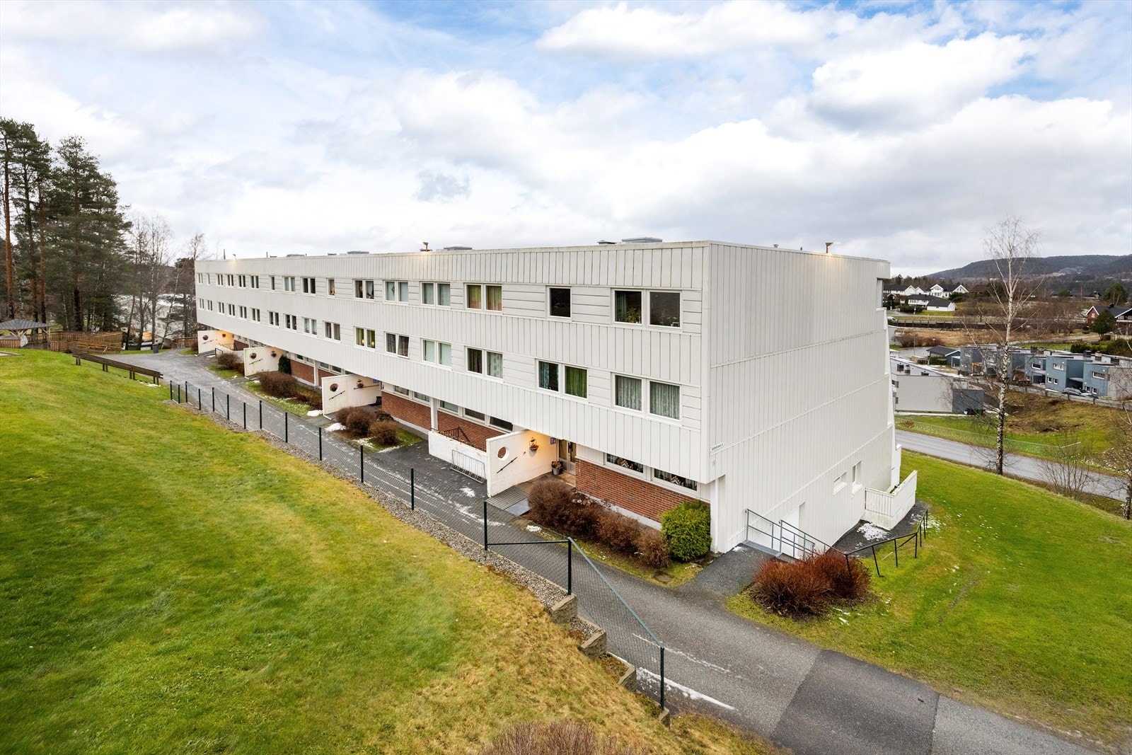 Det er lett adkomst fra gjesteparkeringen til oppgang C Galleribilde