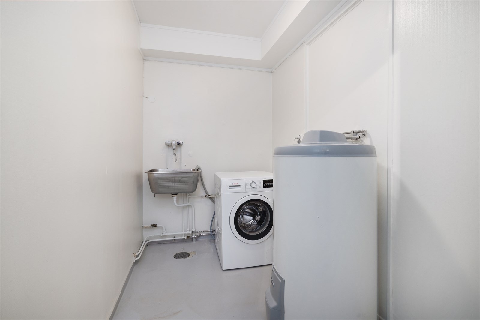 Her er eget vaskerom med stor varmtvannsbereder Galleribilde