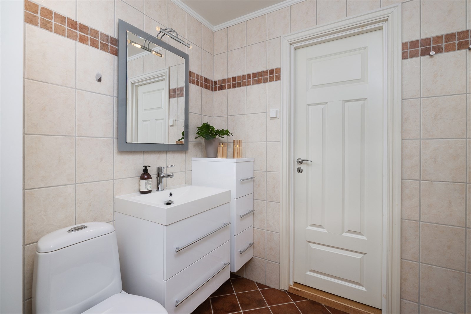 Baderomsinnredning i hvit høyglans Galleribilde