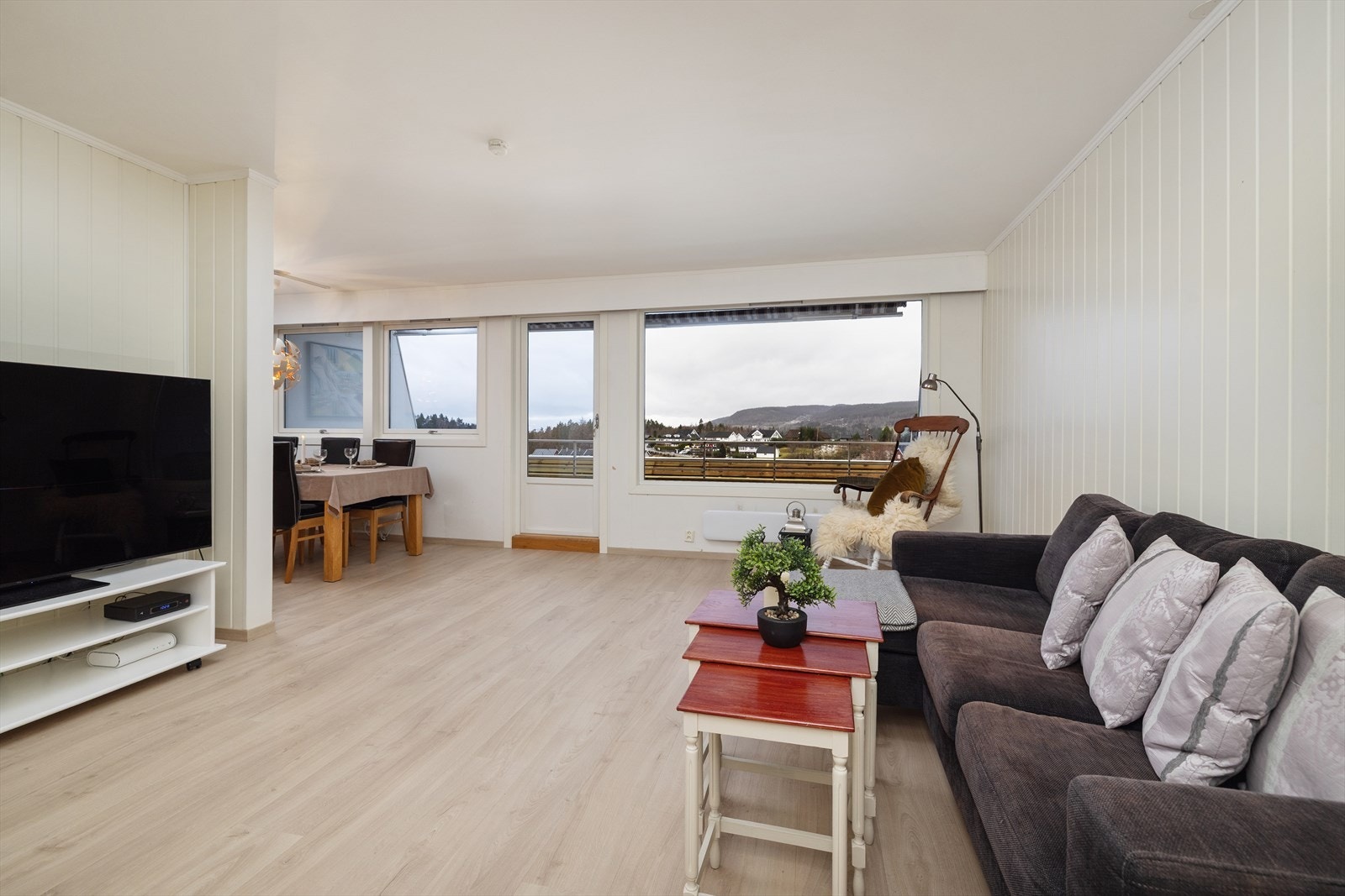 Vegg i vegg med stuen ligger kjøkkenet som gir en hyggelig og sosial planløsning Galleribilde